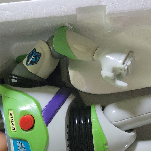 Buzz Lightyear Ultimate Talking Action Figure - Picture 10 of 15